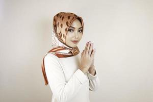 portrait jeune belle femme musulmane portant un hijab. salutation eid mubarak photo
