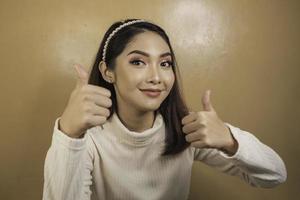 jeune femme asiatique est selfie avec un visage souriant heureux et signe ok près de la bouche regarde la caméra photo