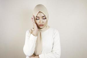 fatiguée belle fille musulmane asiatique portant un foulard stressée. photo