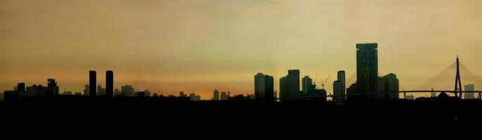 paysage de construction d'architecture urbaine d'horizon de ville, paysage urbain de ciel de soirée de coucher du soleil de crépuscule avec l'espace de copie pour le fond de bannière et la page de garde. photo