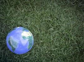 terre sur l'herbe verte, sauver le monde, aimer et protéger notre planète, et concept respectueux de l'environnement photo