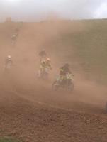 pilotes motocross poussiéreux photo