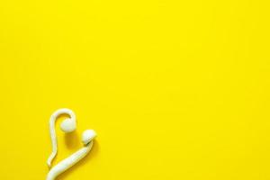 champignons psilocybine séchés sur fond jaune, variété psilocybe cubensis rasta blanc. culture, création de conditions. microdosage, trip psychédélique, récréation et changement de conscience