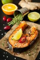 saumon grillé au citron vert, au thym et à l'orange photo