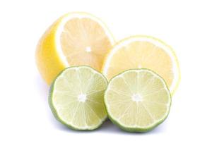 deux demi citron vert et deux demi citron sur fond blanc