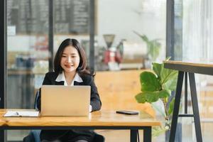 jeune femme d'affaires axée sur le succès et la croissance. heureux travail. photo