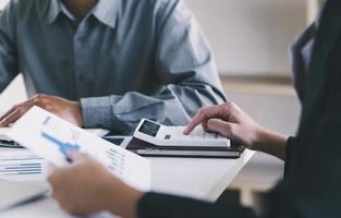 gros plan de femmes d'affaires assises à la table et discutant d'un contrat commercial lors d'une réunion d'affaires photo