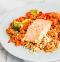 saumon grillé au quinoa et légumes