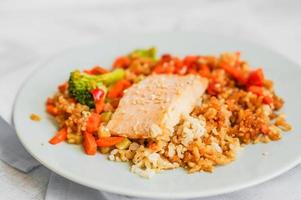 saumon grillé au quinoa et légumes