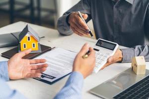 L'agent immobilier a parlé des termes du contrat d'achat de maison et a demandé au client de signer les documents pour conclure le contrat légalement, les ventes de maisons et le concept d'assurance habitation.