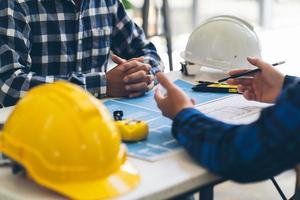 réunion de travail d'équipe d'ingénieurs, dessin travaillant sur une réunion de plan directeur pour un projet de travail avec un partenaire sur la construction de modèles et des outils d'ingénierie dans le site de travail, la construction et le concept de structure. photo