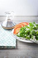 salade de roquette fraîche et d'épinards avec nectarine sur table