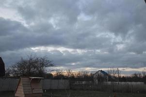 nuages orageux le soir sur le ciel du village photo