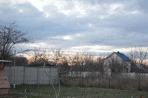 nuages orageux le soir sur le ciel du village photo