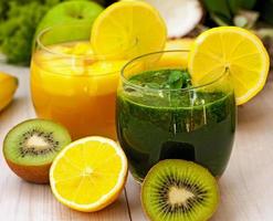 smoothies rafraîchissants verts et orange photo