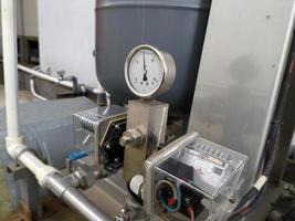réglage du pressostat d'eau avec manomètre de mesure de la pression d'huile. photo
