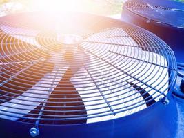 la vue rapprochée du ventilateur de ventilation en métal ne tourne pas avec la lumière brillante. photo