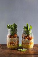 salade chaude de citrouille rôtie, pois chiches, carottes, quinoa et photo