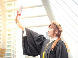 portrait de femme souriante et heureuse le jour de sa remise des diplômes photo