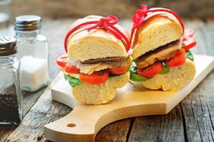 sandwich à la viande, aux épinards et à la tomate photo