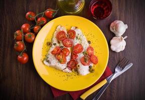 poisson avec tomates cerises et olive. photo