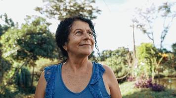 femme brésilienne latine souriante dans la ferme. joie, positif et amour. photo