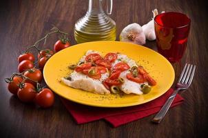 poisson avec tomates cerises et olive. photo