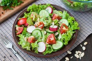salade de tomates et concombres aux feuilles de laitue