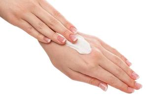 femme appliquant une crème hydratante sur les mains photo