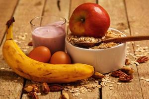 petit-déjeuner sain sur table en bois photo