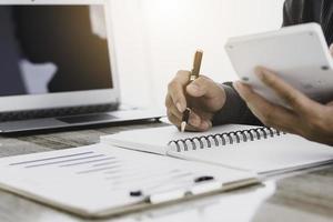 concept d'analyse de stratégie, homme d'affaires travaillant directeur financier recherchant la comptabilité de processus calculer analyser marché graphique données stock examen des informations sur la table au bureau. photo