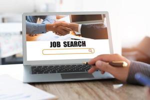 concept de recherche d'emploi, trouvez votre carrière, homme d'affaires regardant le site Web en ligne photo