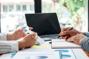 réunion de conseil aux entreprises travaillant et remue-méninges nouveau concept d'investissement financier de projet d'entreprise. photo