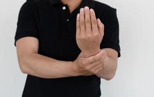 malheureux jeune homme souffrant de douleur à la main à la maison, soins de santé et concept de problème photo