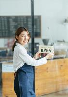 serveuse souriante ou propriétaire d'une entreprise de café entrepreneur regardant la caméra photo