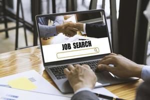 concept de recherche d'emploi, trouvez votre carrière, homme d'affaires regardant le site Web en ligne photo