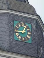 photo d'une horloge d'un immeuble