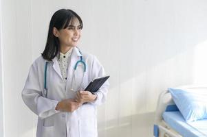 portrait de jeune femme médecin avec stéthoscope travaillant à l'hôpital, concept médical et de soins de santé photo