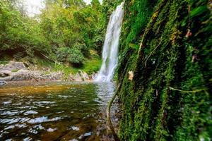 une grande cascade dans la forêt tropicale humide de thaïlande photo