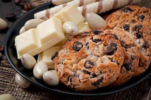 chocolat blanc, amandes et biscuits sur fond de bois photo