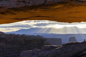 vue sur le parc national de canyonlands, mesa arch photo