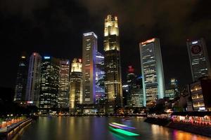 quartier financier avec baot sur la rivière singapour photo