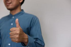 jeune bel homme portant une chemise bleu clair avec différents comportements au travail photo