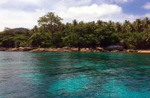 vue magnifique sur la mer d'andaman en thaïlande photo