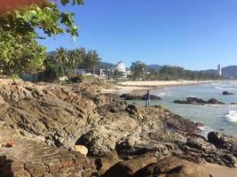 une magnifique plage paradisiaque en thailande sur l'ile de phuket photo