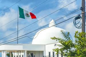 drapeau mexicain vert blanc rouge au bâtiment puerto aventuras mexique. photo