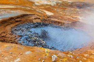 Pot de boue chaude dans la zone géothermique Hverir, Islande