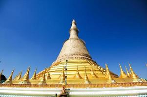 shwedagon paya à yangon, birmanie photo