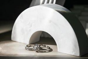 gros plan de la bague de fiançailles en diamant. concept d'amour et de mariage.