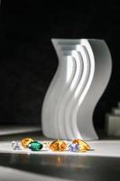 bijou de pierre gemme saphir naturel ou pierres précieuses sur une collection de couleurs brillantes noires de nombreux naturels différents photo